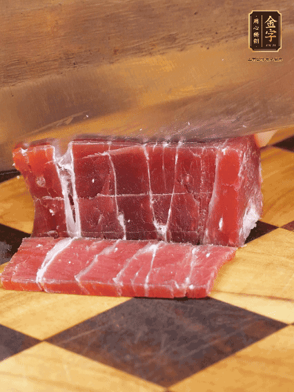 金字飄香火腿塊切片，溫水浸泡5分鐘