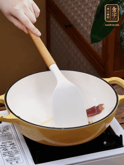 油熱，姜絲、火腿微微煸出香味