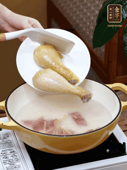 倒清水，放雞腿，大火煮開轉(zhuǎn)中小火煮20分鐘