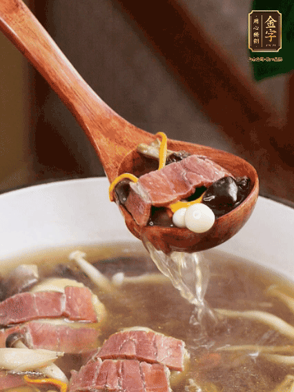 加羊肚菌、雞縱菌、蟲草花、海鮮菇、白玉菇再煮20分鐘