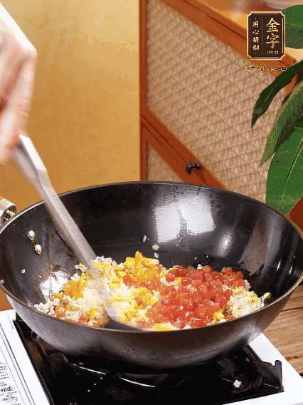 放隔夜飯攪散，加香腸，1勺生抽、半勺鹽調(diào)味。最后撒蔥花