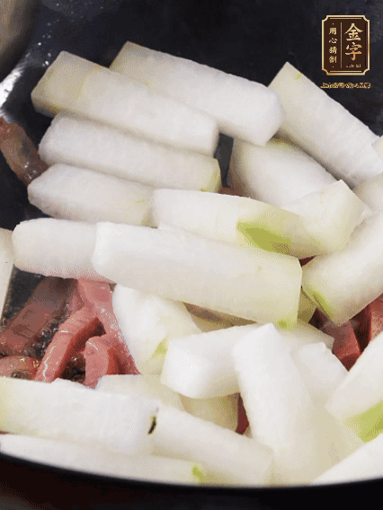 再下冬瓜微微煸炒，加一小碗水，中小火煨5分鐘