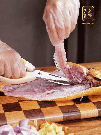 黃魚處理干凈，對半片開去骨，泡入蔥姜水、料酒、鹽調(diào)成的料汁中浸泡15分鐘，擦干水分