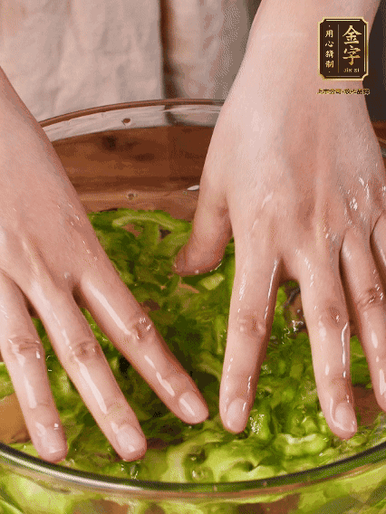 苦瓜去瓤切片，用鹽腌20分鐘，反復洗凈去苦味