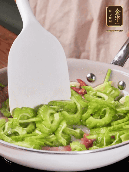 熱油，火腿、蔥姜、干辣椒煸香，再下苦瓜翻炒