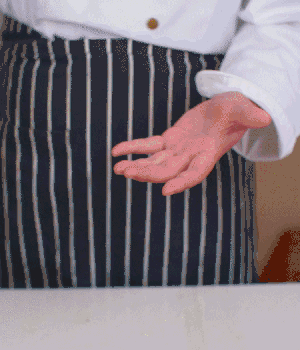 小蔥切碎，淡火腿切碎。