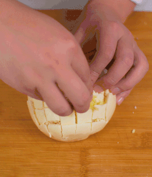 在縫隙里塞適量馬蘇里拉奶酪、再塞入淡火腿碎。