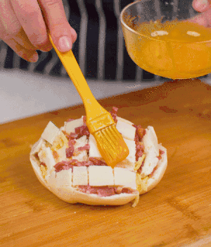 放在烤盤上，表面先刷一層玉米油，再刷一層蛋黃液。