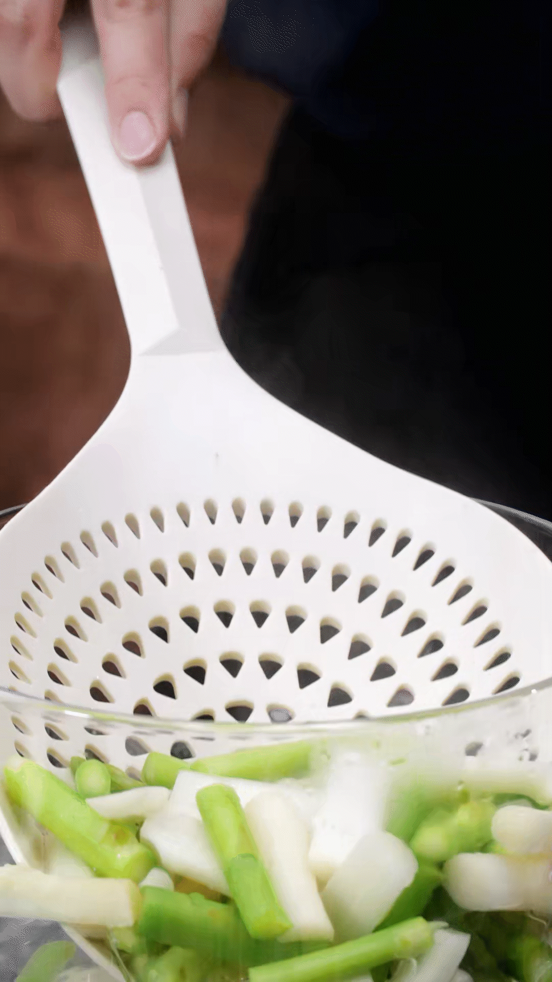 蘆筍切去老根，削皮后切斷焯水
