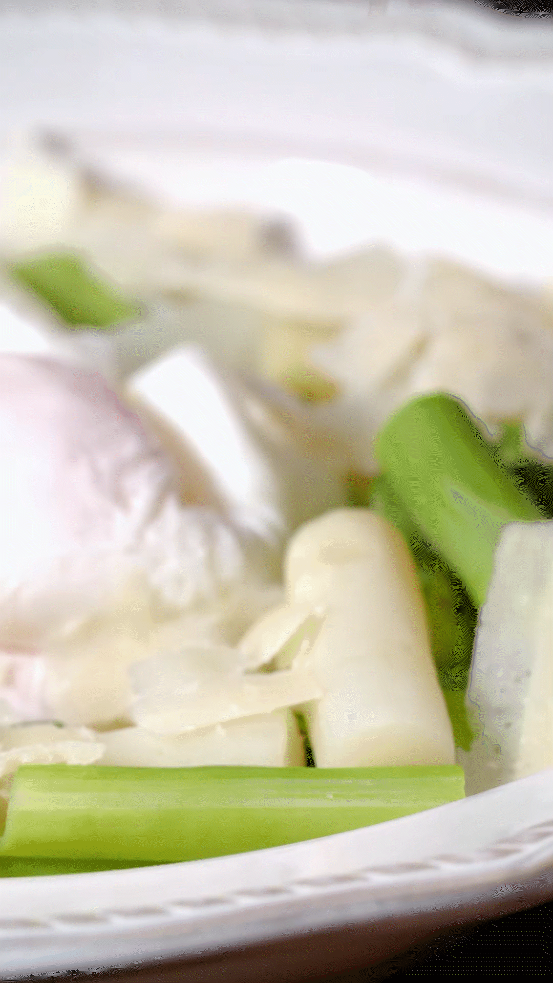 盤中放上蘆筍和雞蛋后，刨上適量干酪
