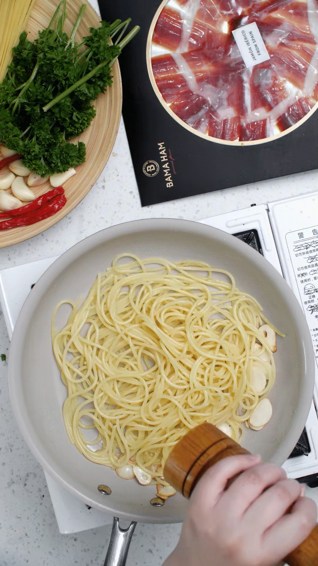 起鍋燒水，水開加入1勺橄欖油和1勺鹽，煮開后放入意面，水再次煮開后轉(zhuǎn)中小火，5號面約8-10分鐘
