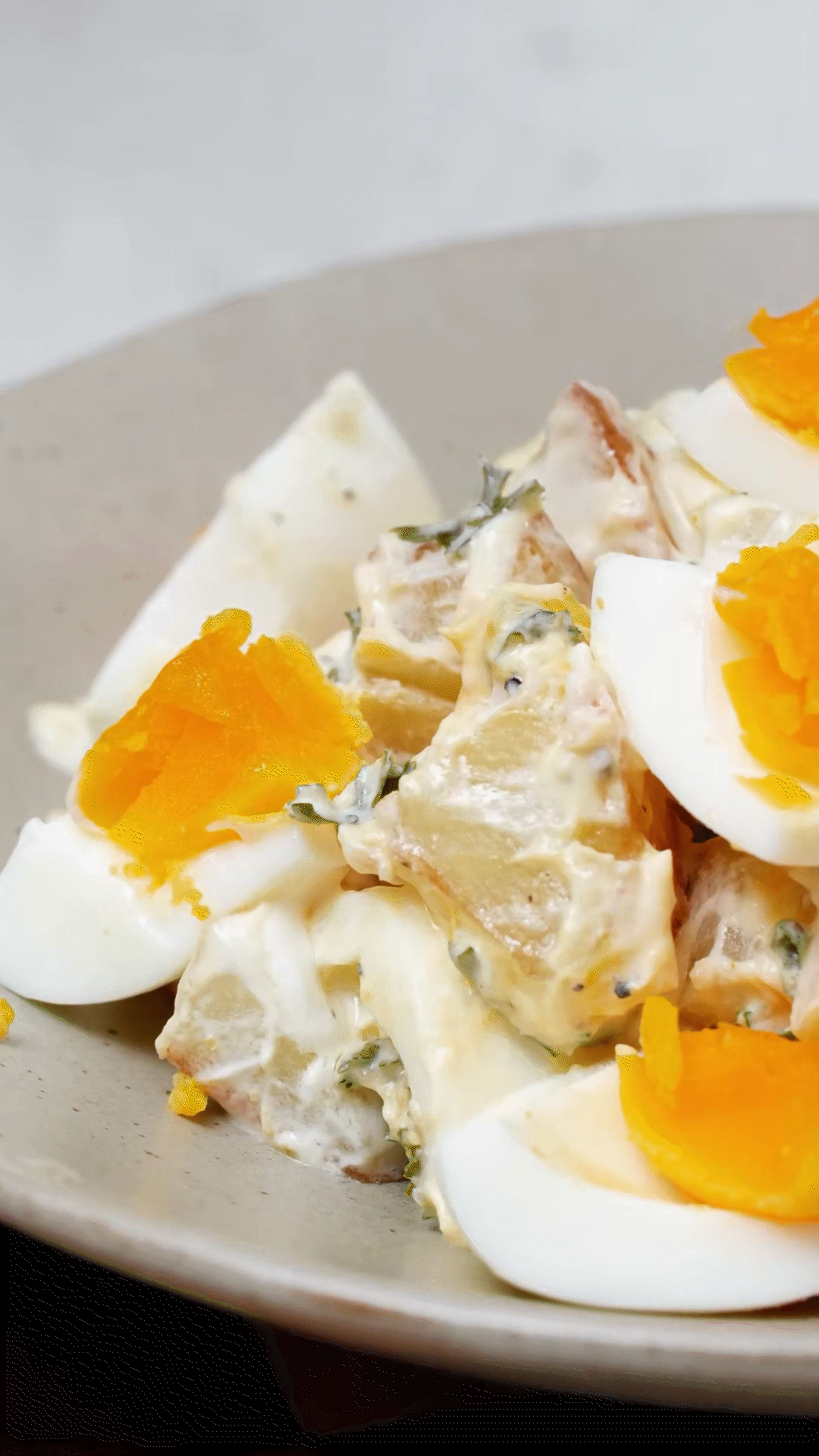 土豆塊和雞蛋加入醬汁，拌勻裝盤