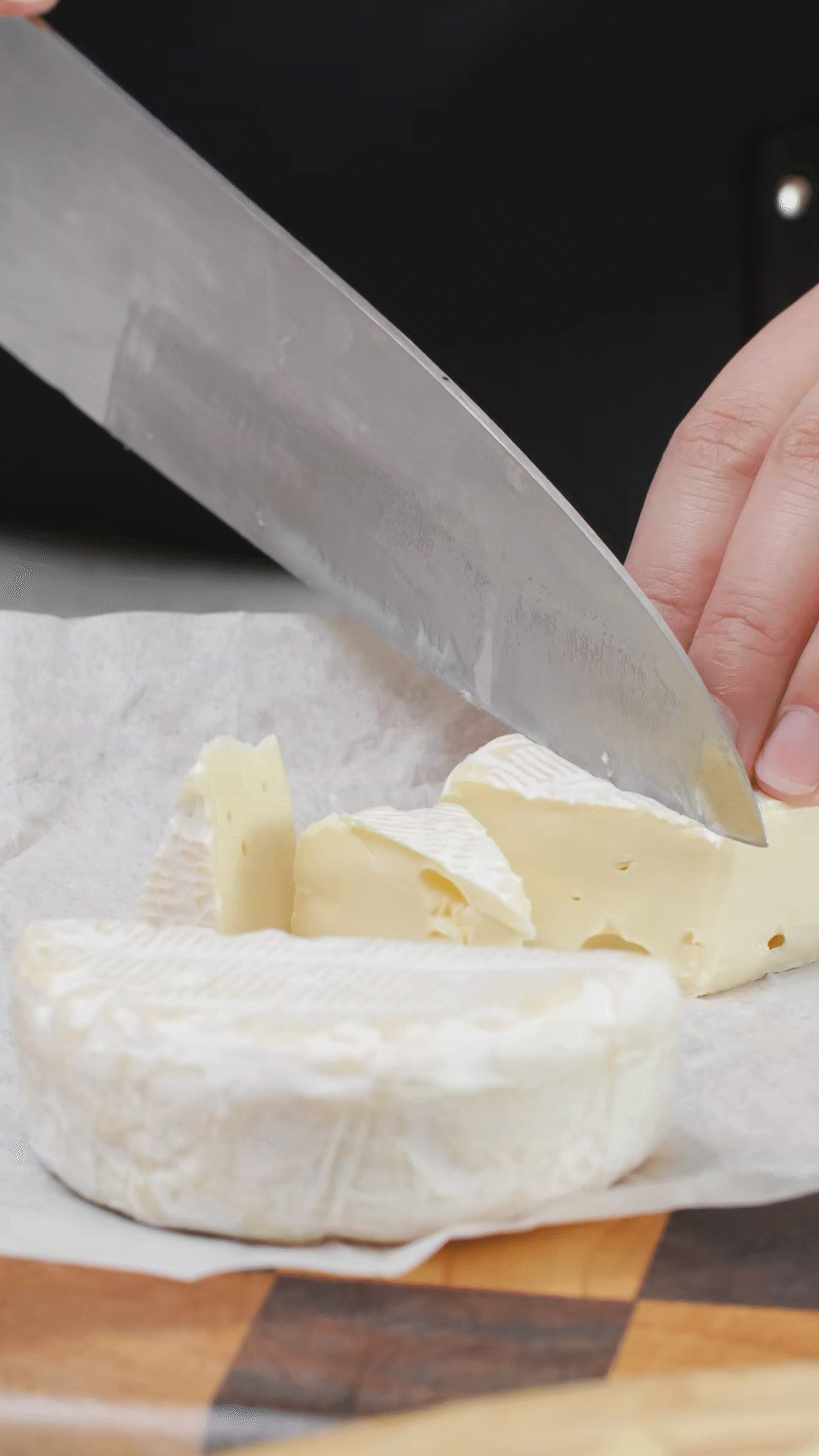 ①布里奶酪切塊、蘇打餅干掰成合適大小