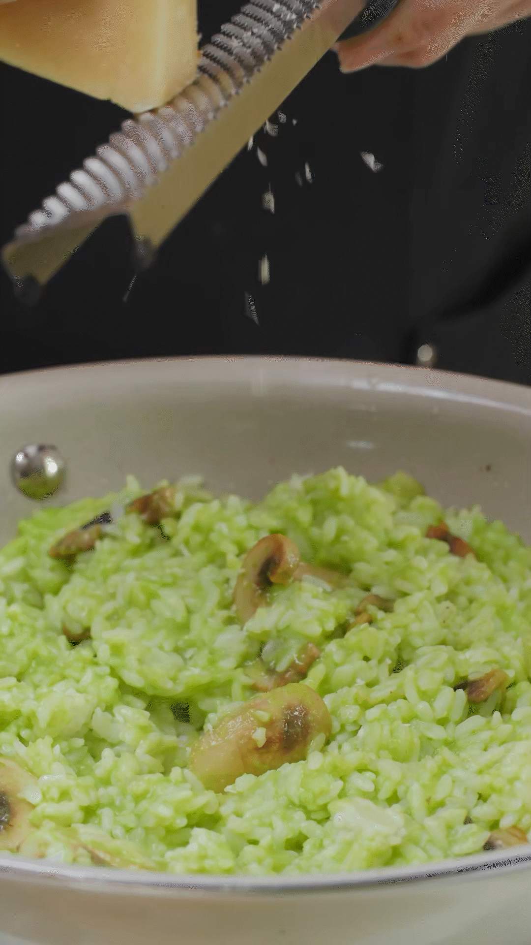 倒入豌豆泥、干酪、一塊黃油和黑胡椒海鹽調(diào)味
