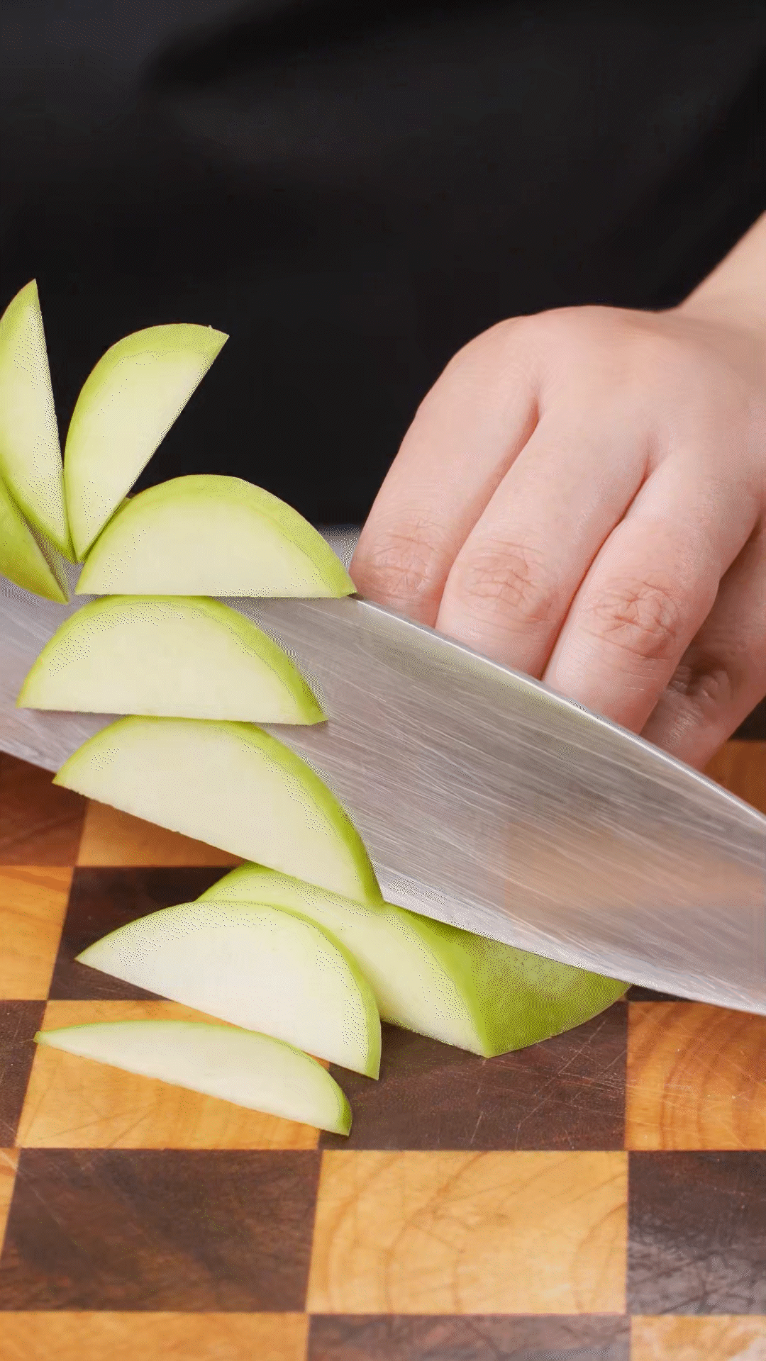 蘋果、梨子洗凈改刀
