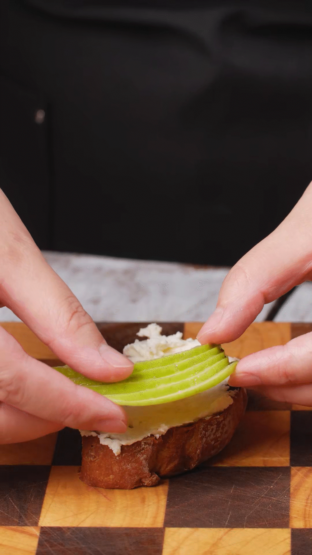 歐包抹上奶酪依次放上：蘋果、梨、藍莓
