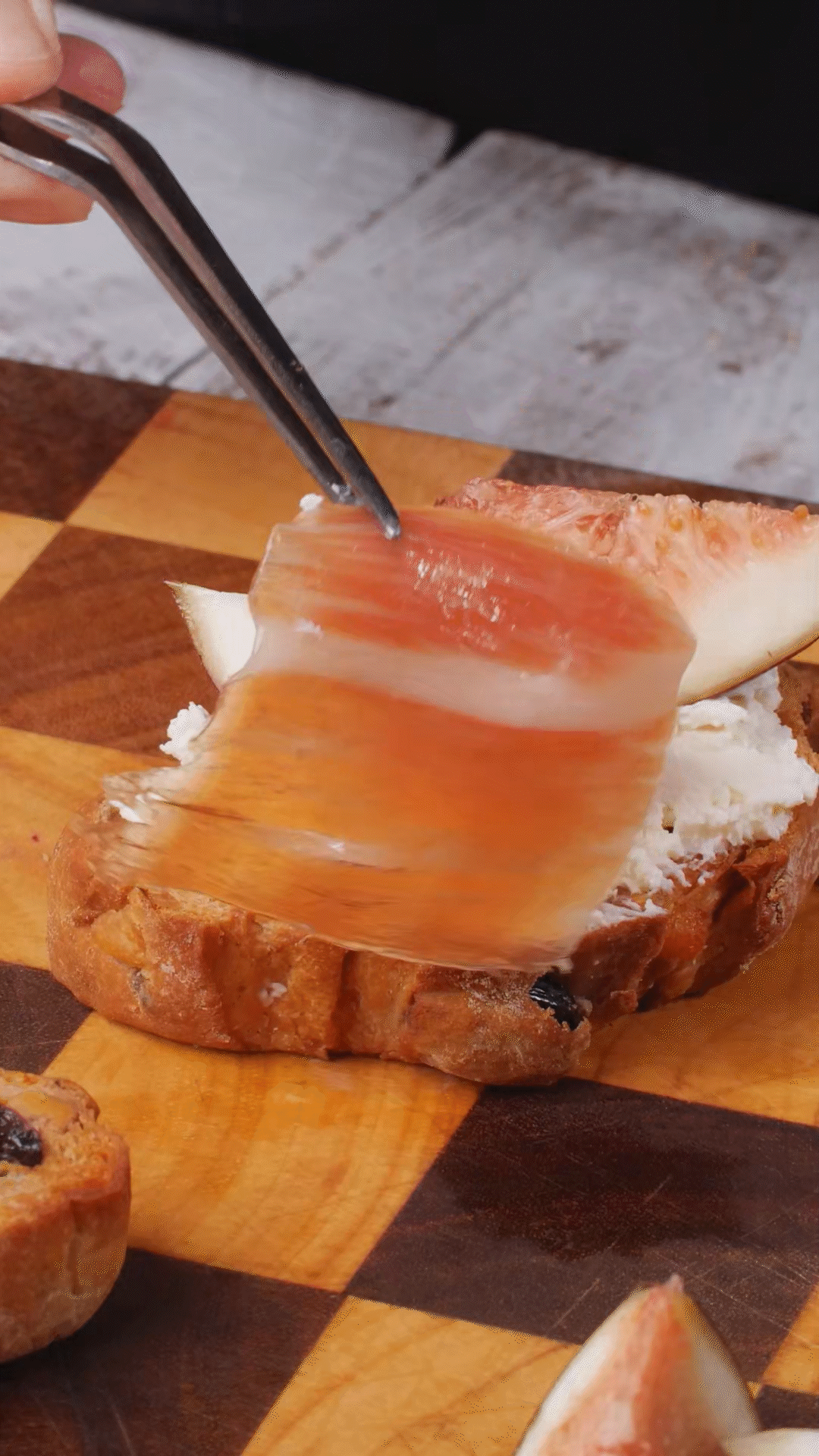 歐包抹上奶酪，放上無花果
