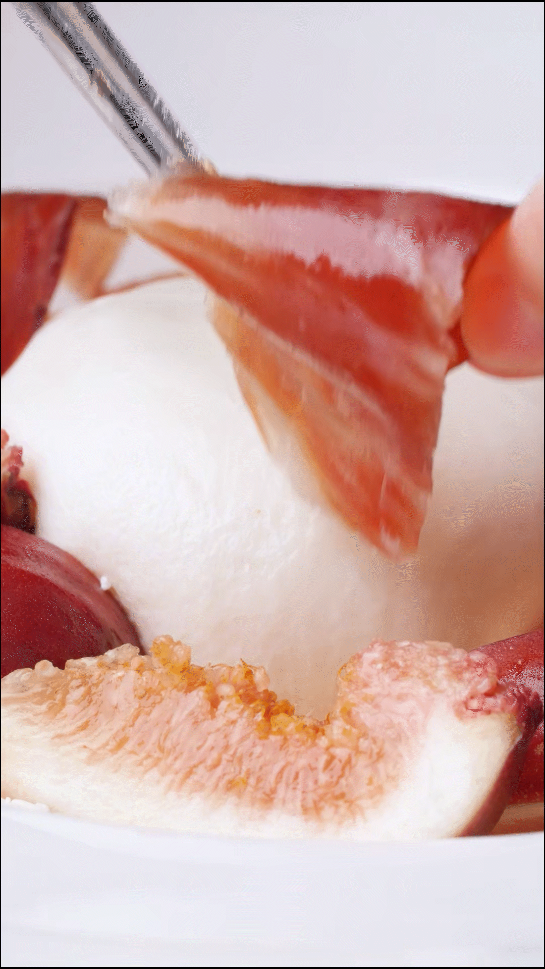 把希臘酸奶到入盤(pán)子中抹平
