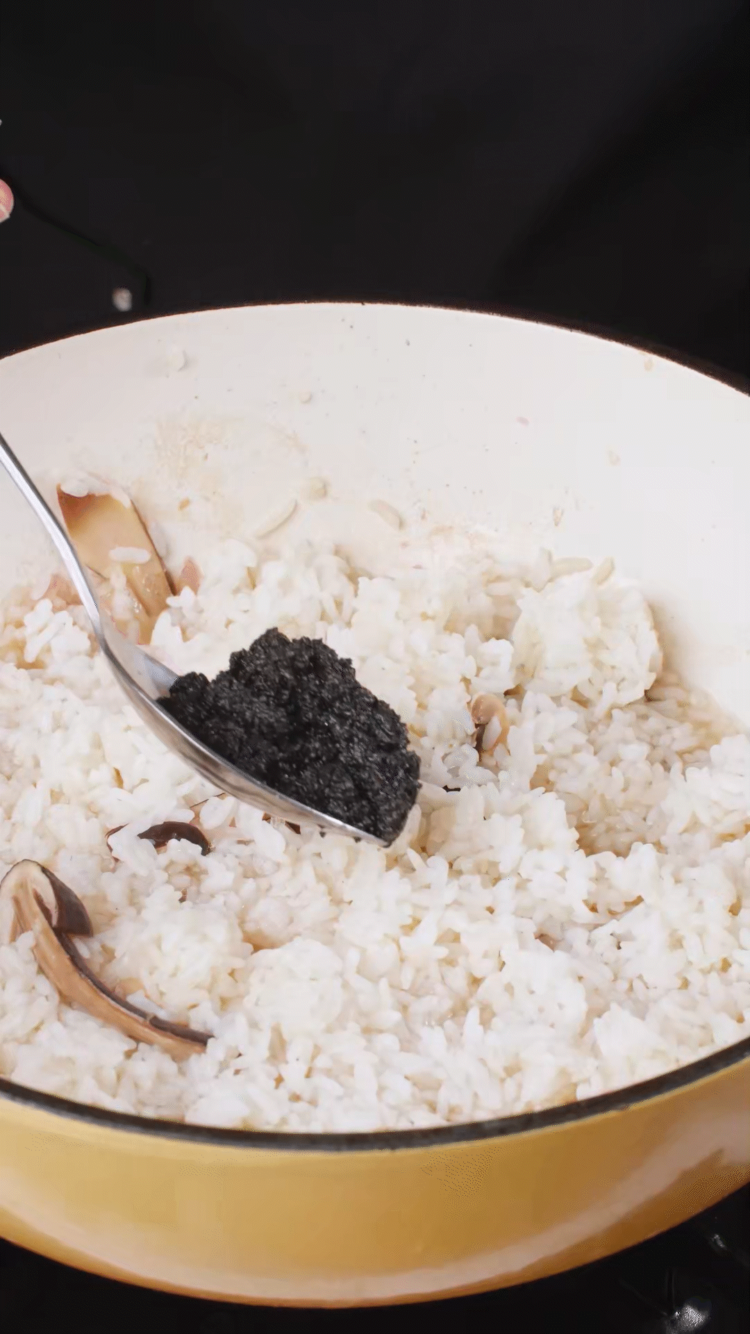 底油放入洋蔥爆香后加入黑皮雞樅菇、口蘑，用白葡萄酒增鮮
