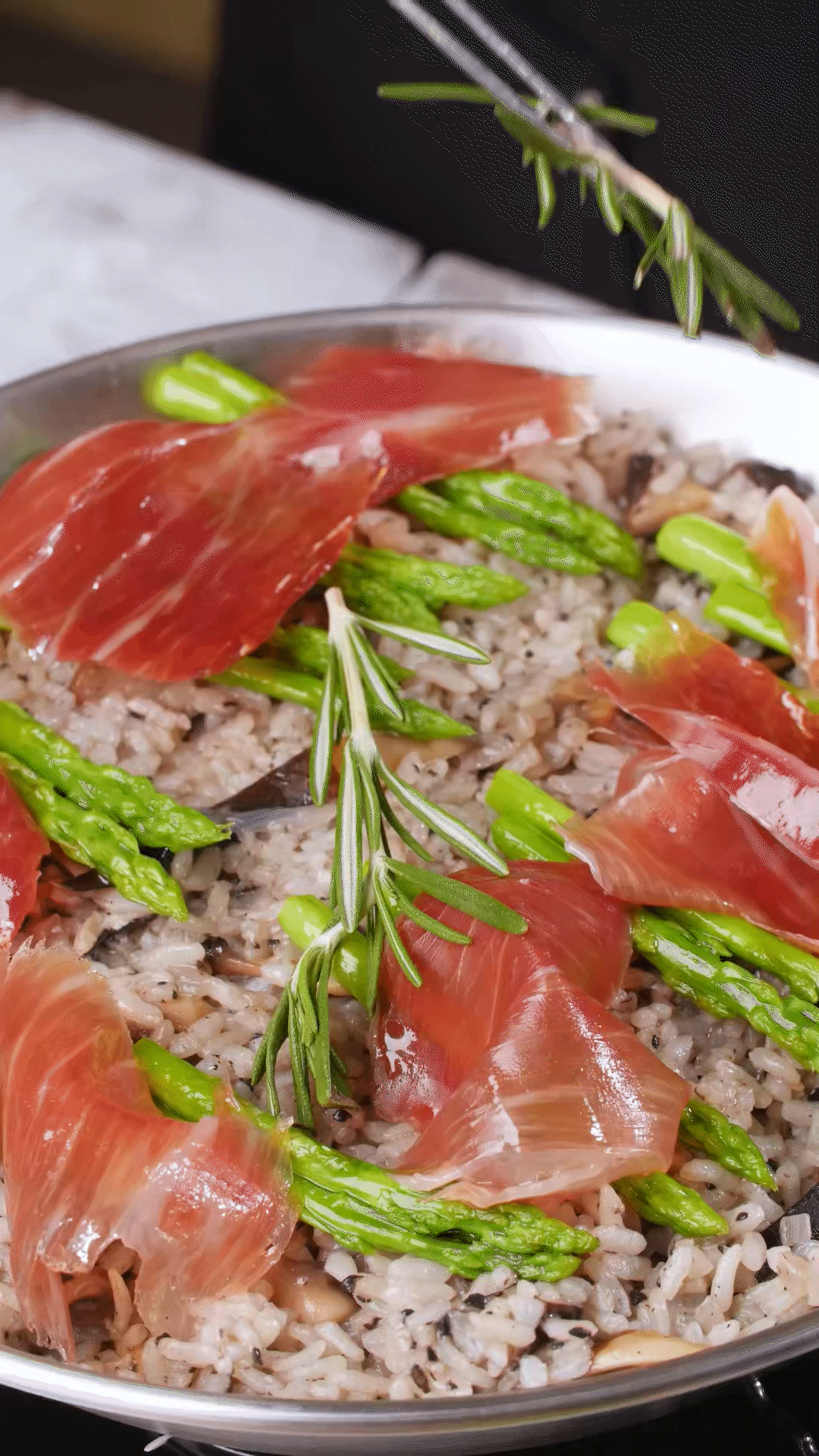 放上巴瑪火腿和蘆筍、點綴迷迭香、三色堇