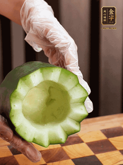 將小冬瓜洗凈，頂端切開去瓜瓤，改刀切口呈鋸齒狀