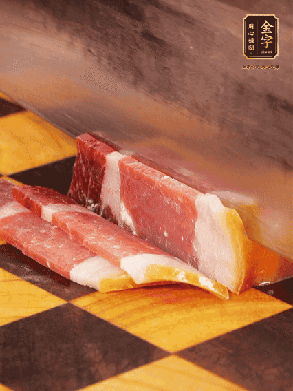 金字火腿切薄片，姜切粒、大蔥切絲