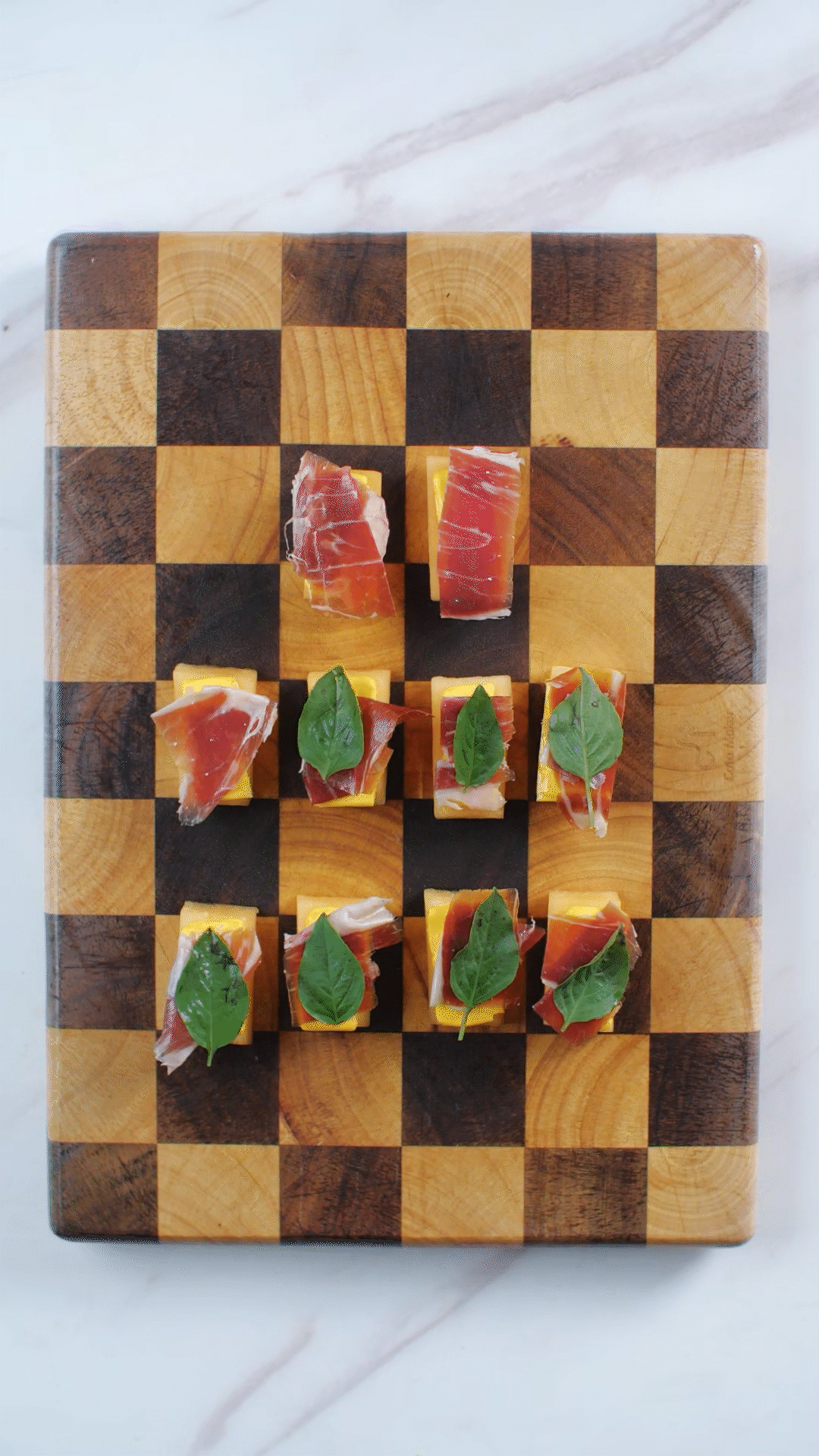 依次放上：奶酪、巴瑪火腿