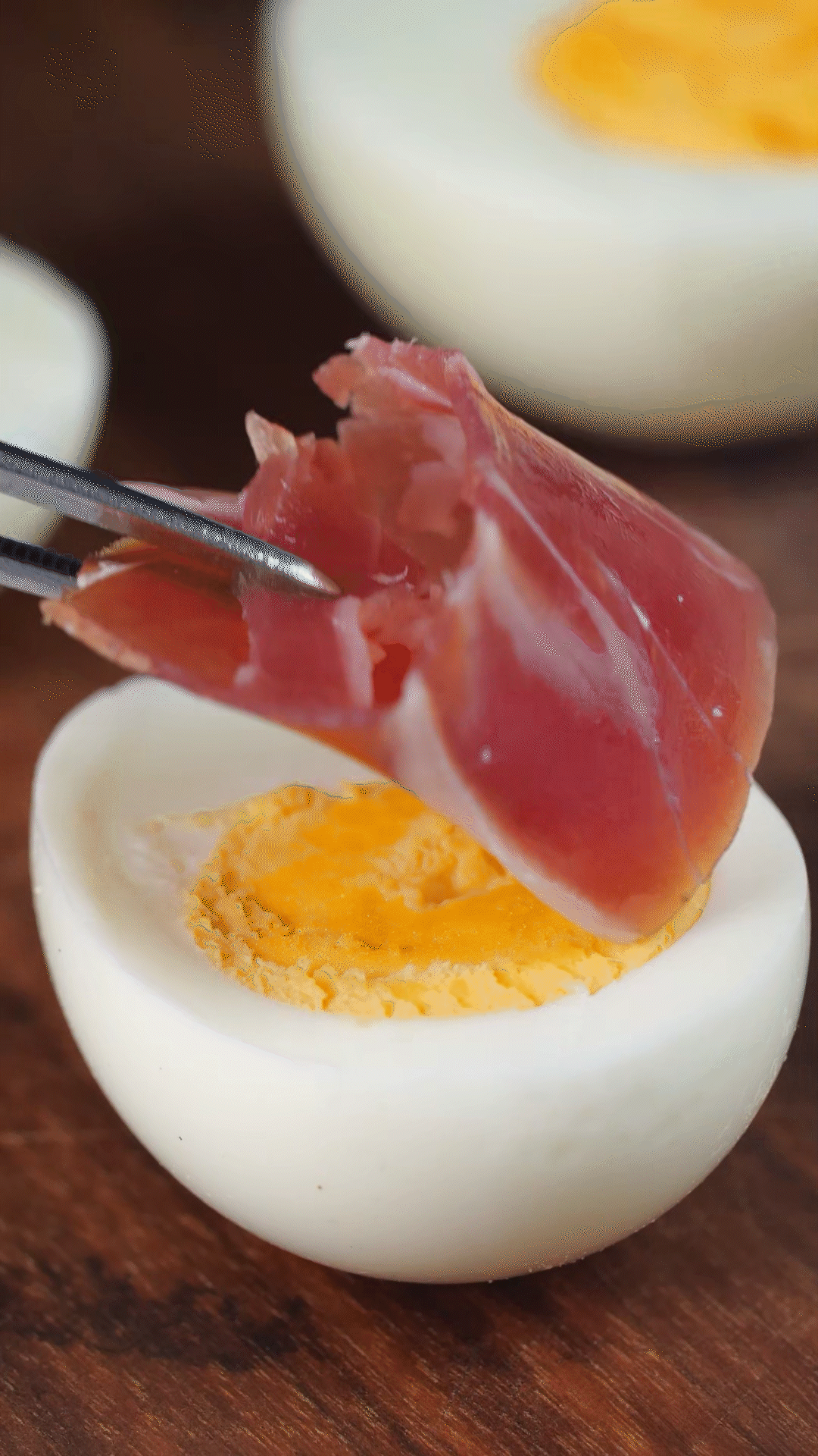 撈出過(guò)冷水，去殼后對(duì)半切開(kāi)