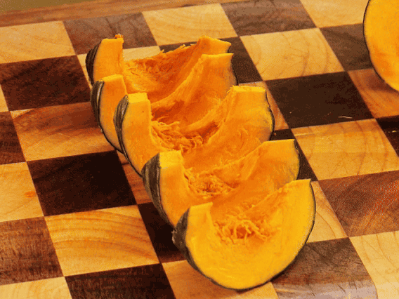 貝貝南瓜去瓤切小塊；干香菇熱水泡發(fā)，切條