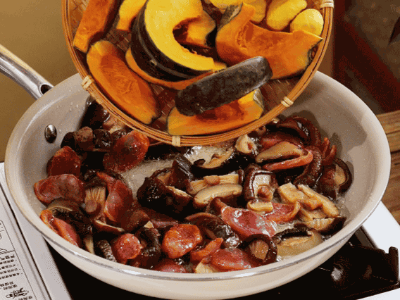 清洗好的大米放入電飯鍋，加裹滿醬汁的食材，再加剛好沒過食材的水，攪拌一下