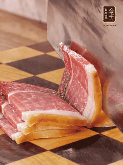 金字火腿切片，溫水浸泡5分鐘；肉皮泡發(fā)，切成小塊。