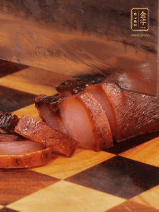 金字醬肉，煮熟切條；蓮藕去皮，切成條狀，焯水2分鐘