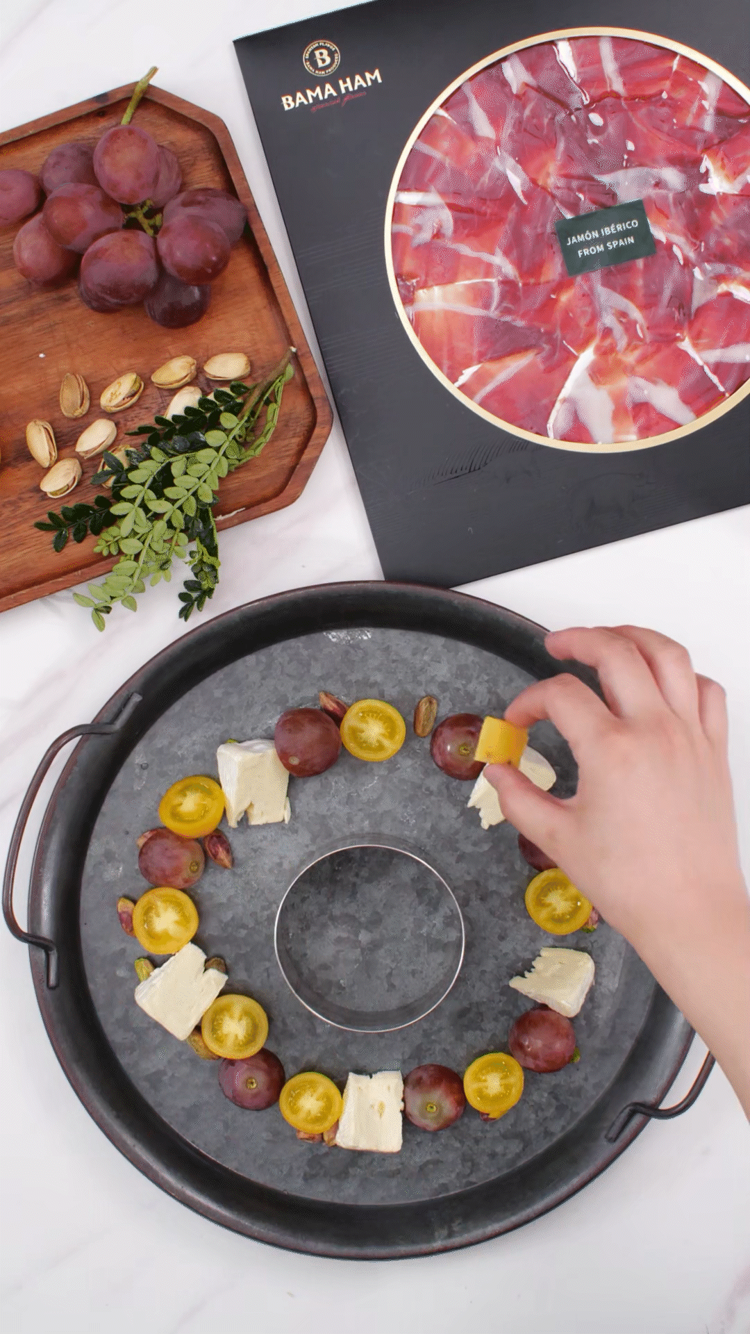 準(zhǔn)備一個(gè)大盤子，中間放上模具（或是一個(gè)空碗）預(yù)留空位，沿著磨具把食材擺盤成花環(huán)裝