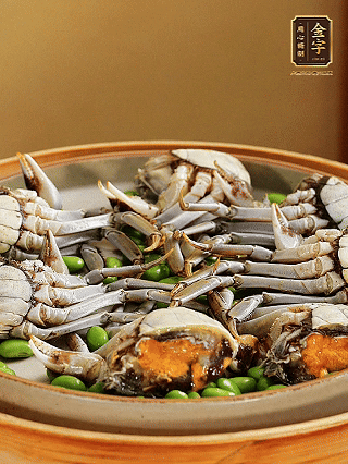 盤底鋪毛豆，依次放大閘蟹、咸肉， 淋一圈料酒、豉油。